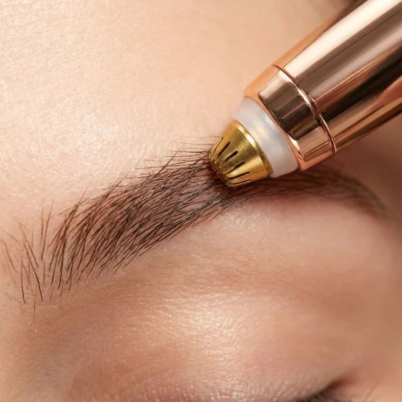 Mulher utilizando aparador de pelos facial elétrico na sobrancelha para acabamento preciso