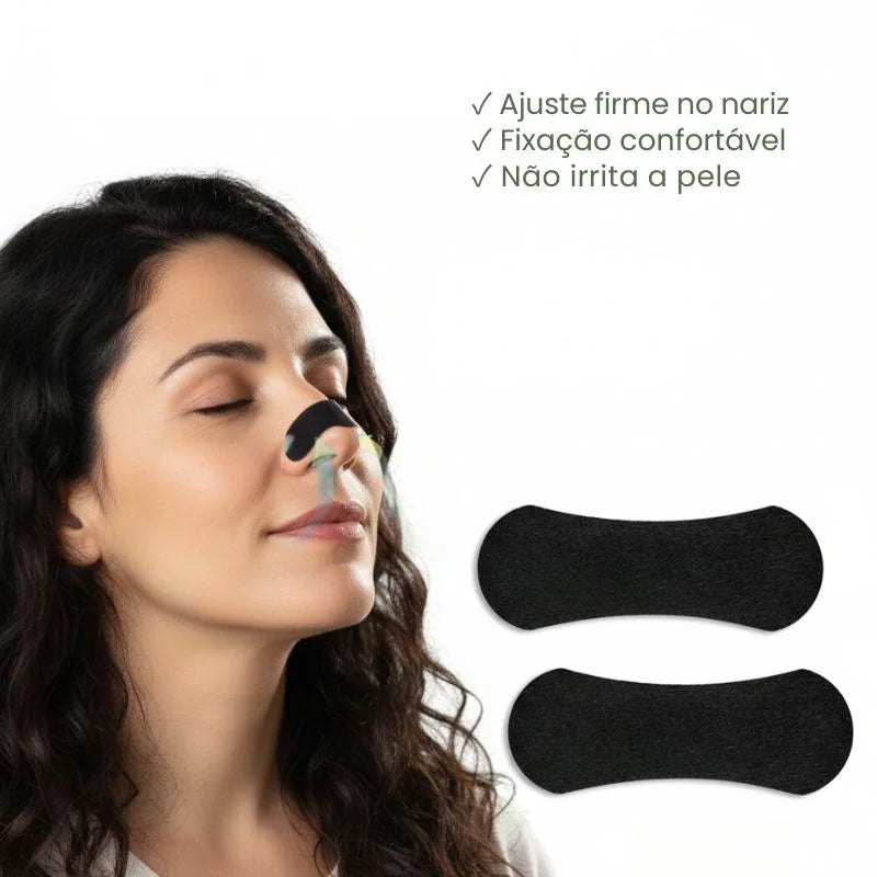 Aplicação do dilatador nasal adesivo preto mostrando posicionamento correto e ajuste anatômico.