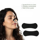 Aplicação do dilatador nasal adesivo preto mostrando posicionamento correto e ajuste anatômico.