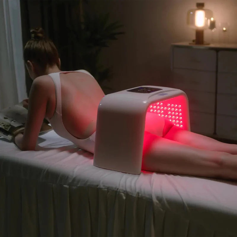 Detalhe da luz LED vermelha na cabine para estímulo de colagénio e combate à flacidez facial.