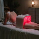 Detalhe da luz LED vermelha na cabine para estímulo de colagénio e combate à flacidez facial.