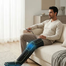 Homem relaxando com massageador elétrico de pernas utilizando tecnologia de aquecimento inteligente.