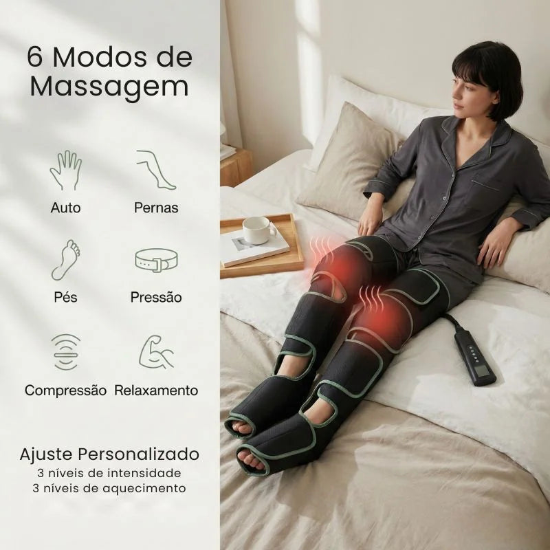 Pessoa sentada no sofá utilizando o massageador de pernas pneumático para alívio de fadiga diária.