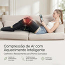 Pessoa sentada no sofá utilizando o massageador de pernas pneumático para alívio de fadiga diária.