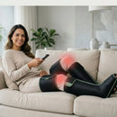 Mulher relaxando com massageador elétrico de pernas utilizando tecnologia de aquecimento inteligente.