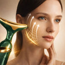 Mulher utilizando massageador facial lifting 3D FaceSculpt para melhorar firmeza e estimular circulação da pele
