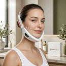 Massageador facial elétrico com EMS em uso no contorno do rosto