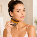 Mulher usando a escova facial no contorno do rosto durante a rotina de skincare.


