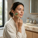Rolo facial de jade branco com estrutura dourada premium
