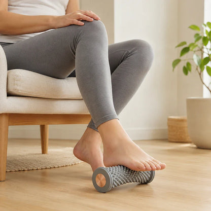 Rolo Massageador para Pés mostrado em ambiente doméstico com visual limpo e acolhedor.

