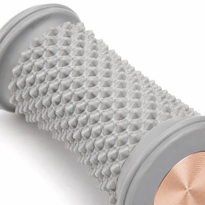 Detalhe da textura tridimensional do Rolo Massageador para Pés em material TPR premium.

