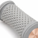 Detalhe da textura tridimensional do Rolo Massageador para Pés em material TPR premium.

