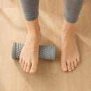 Pé apoiado sobre o Rolo Massageador para Pés durante a massagem plantar.

