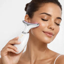 Massageador Facial Eletrico modelo utilizando para reduzir rugas e inchacos